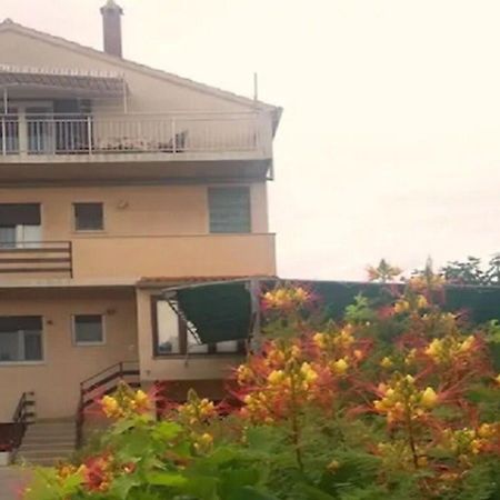 Apartments And Rooms Ognjen - Family Apartments With Free Parking Betina  Esterno foto