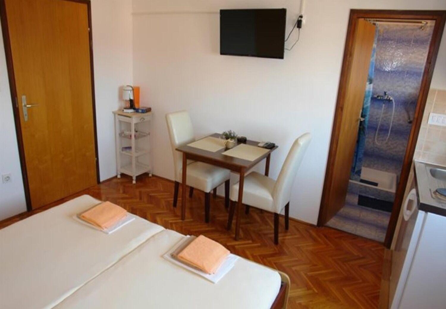 Apartments And Rooms Ognjen - Family Apartments With Free Parking Betina  Esterno foto