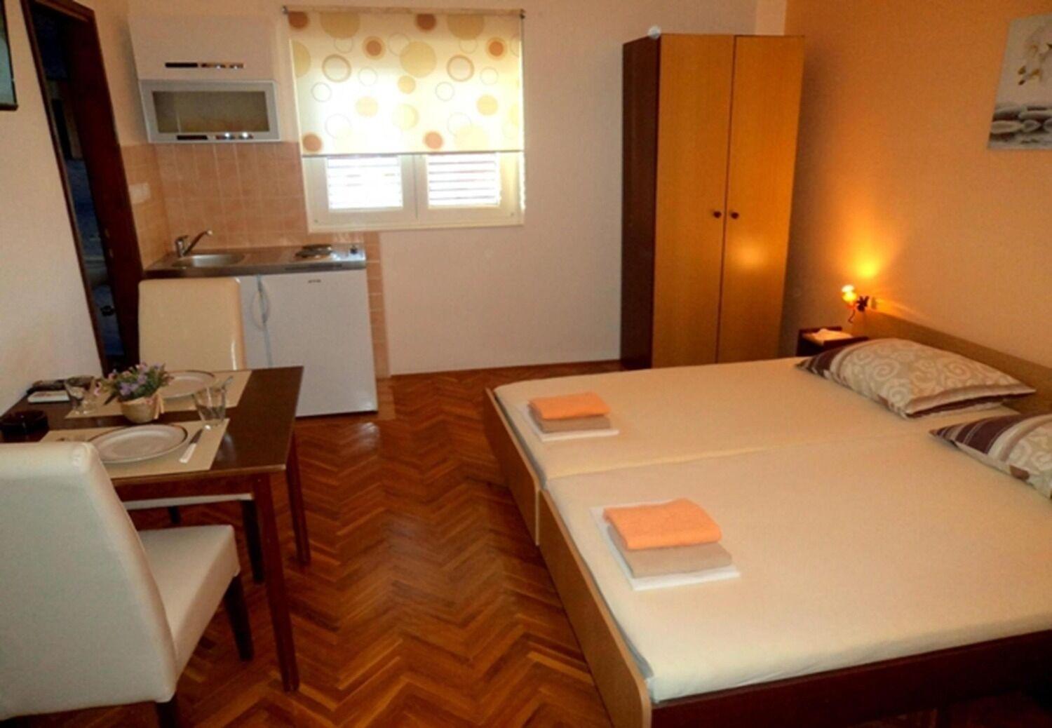 Apartments And Rooms Ognjen - Family Apartments With Free Parking Betina  Esterno foto
