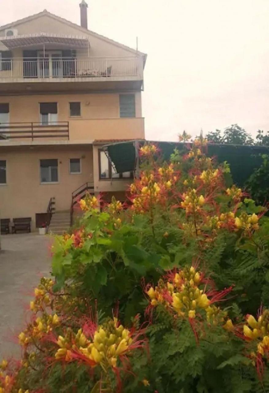 Apartments And Rooms Ognjen - Family Apartments With Free Parking Betina  Esterno foto