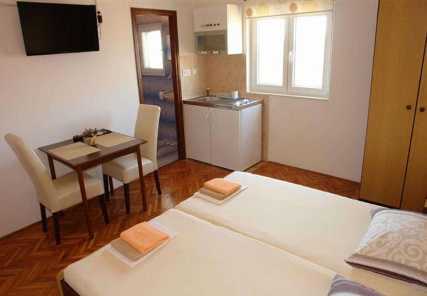 Apartments And Rooms Ognjen - Family Apartments With Free Parking Betina  Esterno foto